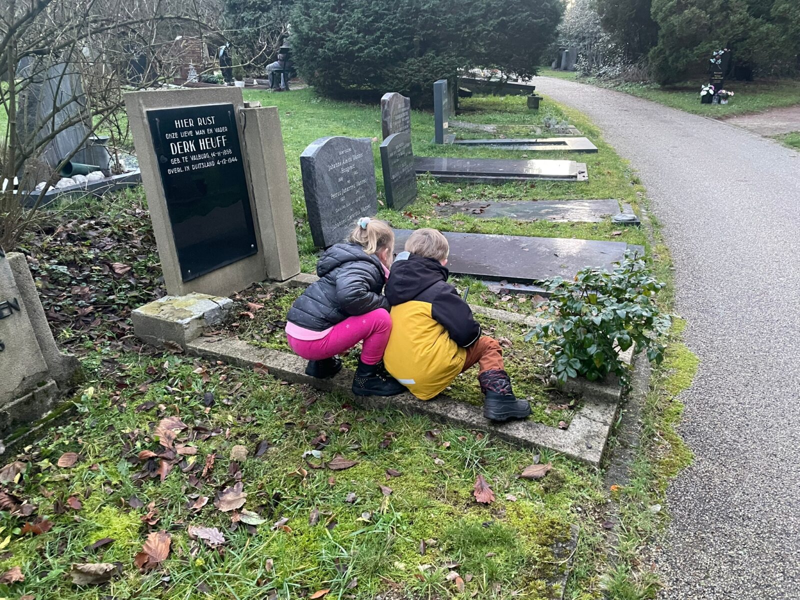 Lichtjes op oorlogsgraven op 24 december